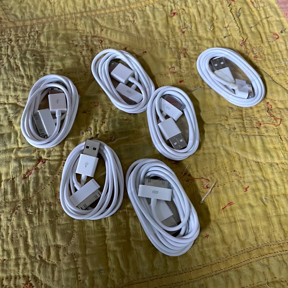 White Sync & Charging Cable for iPhone. 30 Pin to USB Cable